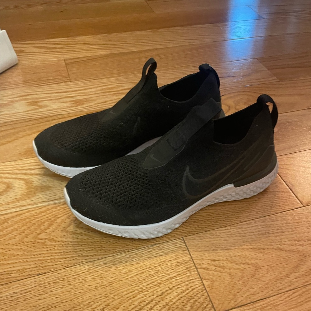 Women’s Black epic react sneaker size 6